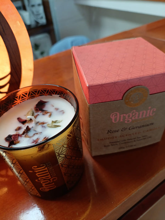 Candela Organic Goodness in cera di soia e frammenti di Rosa & Geranio gr 200